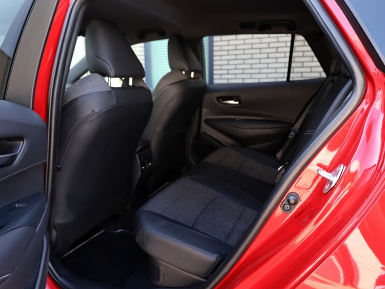 Toyota Corolla Touring Sports Hybrid 200 Dynamic | Half Leder | Stoelverwarming | Parkeersenso