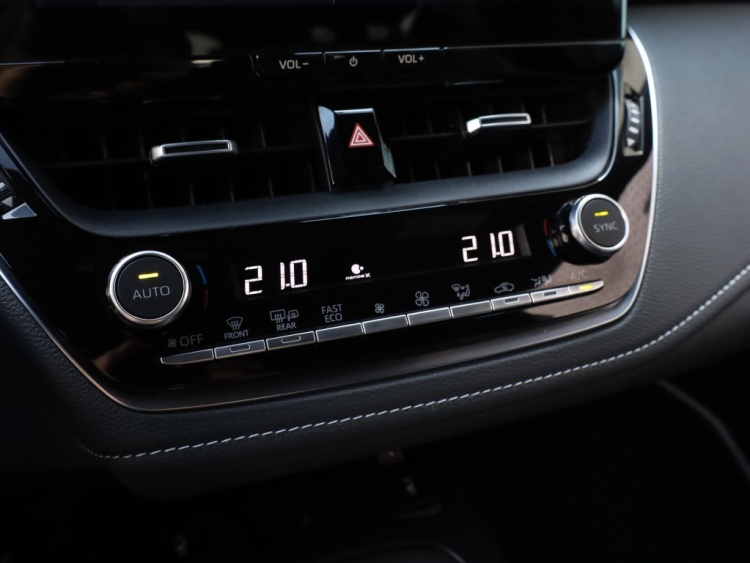 Toyota Corolla Touring Sports Hybrid 200 Dynamic | Half Leder | Stoelverwarming | Parkeersenso