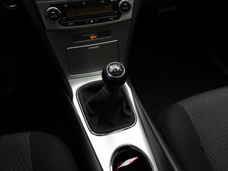 Toyota Avensis wagon 1.6 VVTi Business | Panoramadak | Clima | Cruise