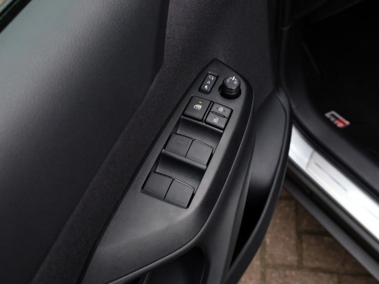 Toyota Yaris Cross 1.5 Hyb 130 GR Sport | Nieuw | Bi-Tone | El. Achterklep