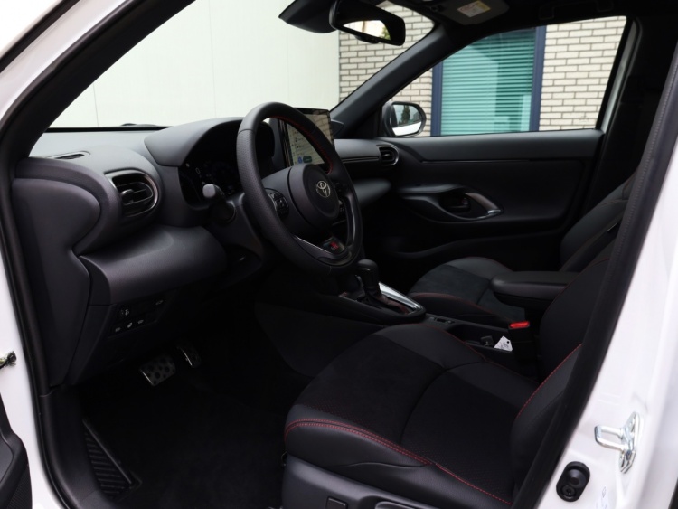 Toyota Yaris Cross 1.5 Hyb 130 GR Sport | Nieuw | Half Leder/Alcantara | Dodehoek