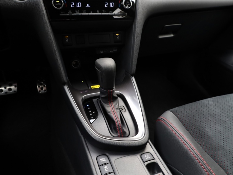 Toyota Yaris Cross 1.5 Hyb 130 GR Sport | Nieuw | Half Leder/Alcantara | Dodehoek