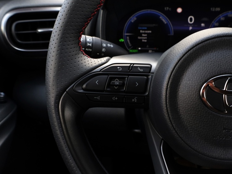 Toyota Yaris Cross 1.5 Hyb 130 GR Sport | Nieuw | Half Leder/Alcantara | Dodehoek