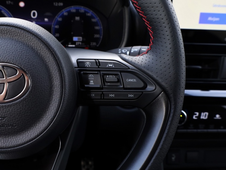 Toyota Yaris Cross 1.5 Hyb 130 GR Sport | Nieuw | Half Leder/Alcantara | Dodehoek