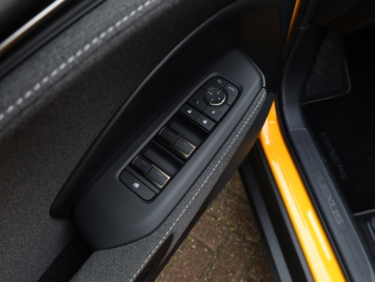 Lexus LBX 2WD Comfort & Safety | Nieuw | Stoelverwarming | Parkeersensoren