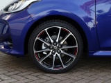 Toyota Yaris 1.5 Hybrid 130 GR Sport | Bi-Tone | Leder/Alcantara | Dodehoek