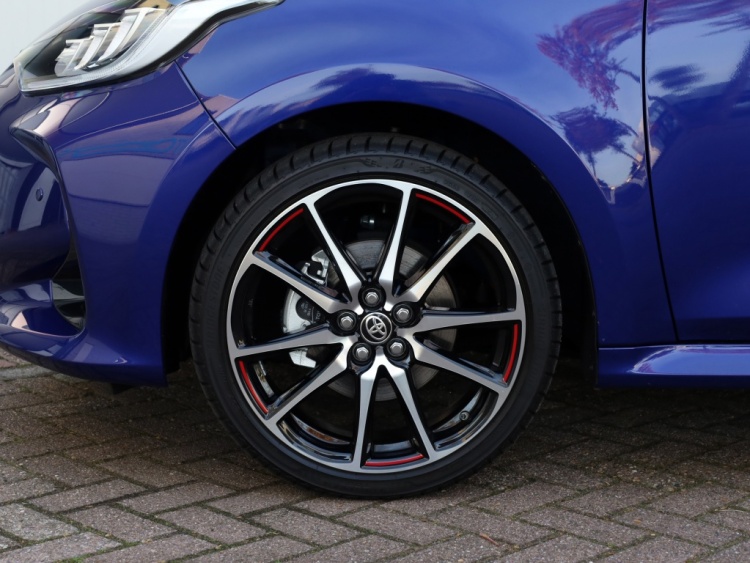 Toyota Yaris 1.5 Hybrid 130 GR Sport | Bi-Tone | Leder/Alcantara | Dodehoek