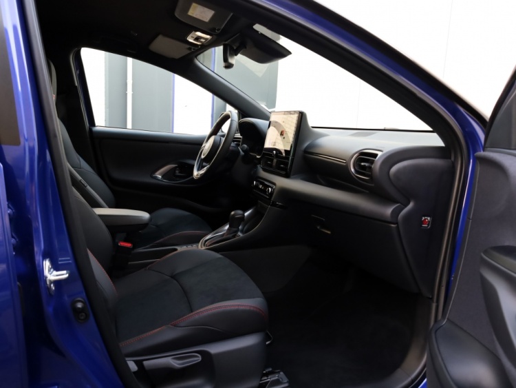Toyota Yaris 1.5 Hybrid 130 GR Sport | Bi-Tone | Leder/Alcantara | Dodehoek