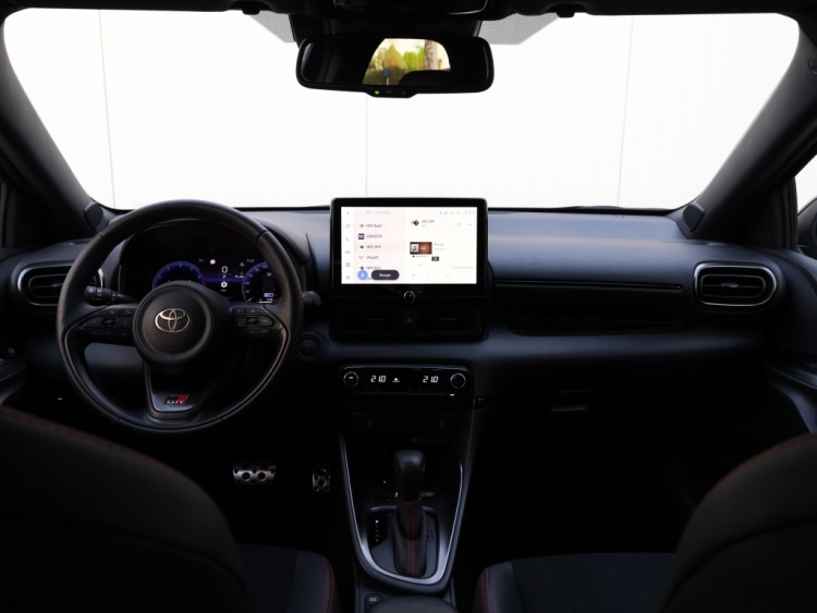 Toyota Yaris 1.5 Hybrid 130 GR Sport | Bi-Tone | Leder/Alcantara | Dodehoek