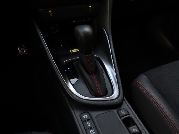 Toyota Yaris 1.5 Hybrid 130 GR Sport | Bi-Tone | Leder/Alcantara | Dodehoek