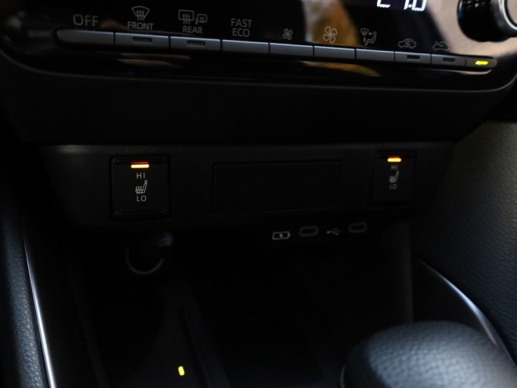 Toyota Yaris 1.5 Hybrid 130 GR Sport | Bi-Tone | Leder/Alcantara | Dodehoek