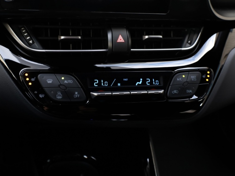 Toyota C-HR 2.0 Hybrid Style | Bi-Tone | Full Led | Trekhaak afn.