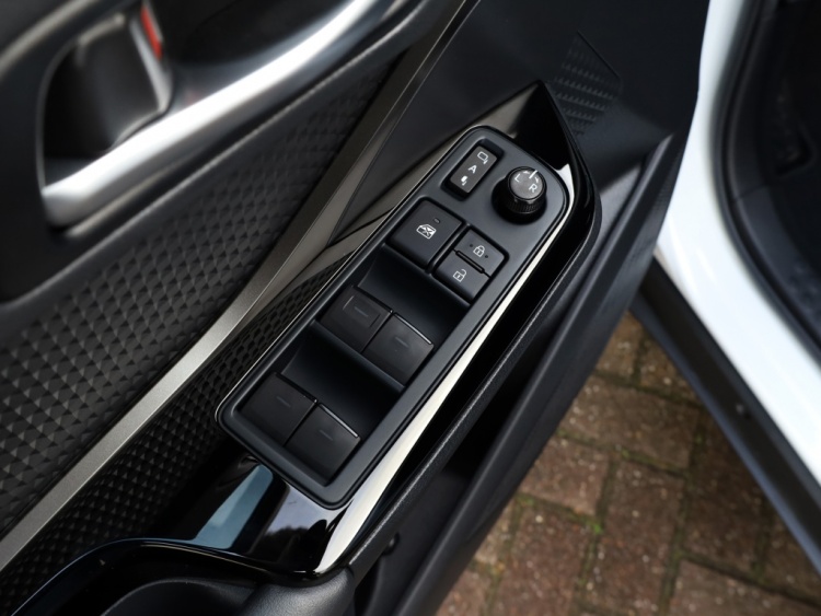 Toyota C-HR 2.0 Hybrid Style | Bi-Tone | Full Led | Trekhaak afn.