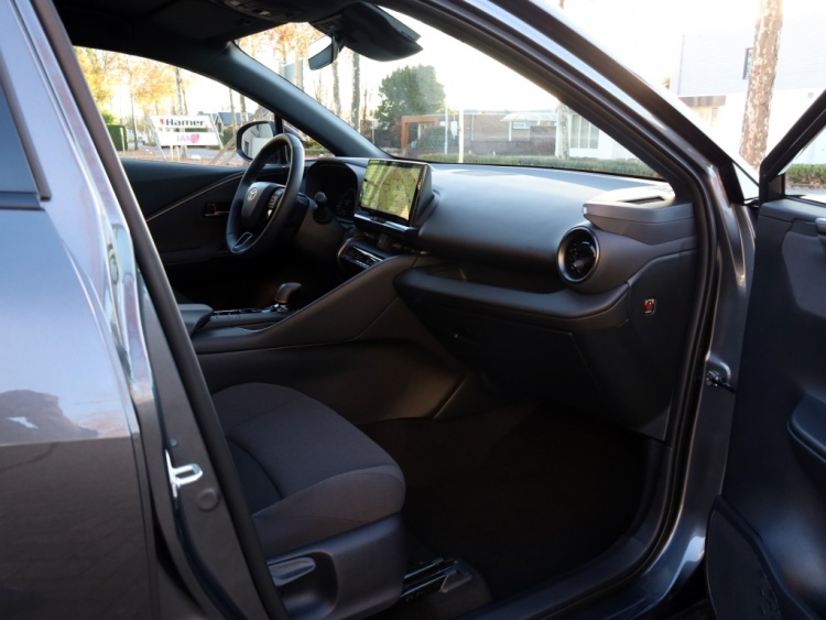 Toyota C-HR 2.0 PHEV 220 Dynamic | Nieuw! | Bi-Tone | Premium Navi |