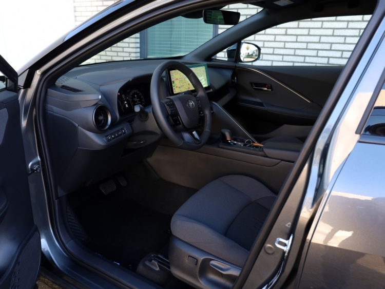 Toyota C-HR 2.0 PHEV 220 Dynamic | Nieuw! | Bi-Tone | Premium Navi | Keyless