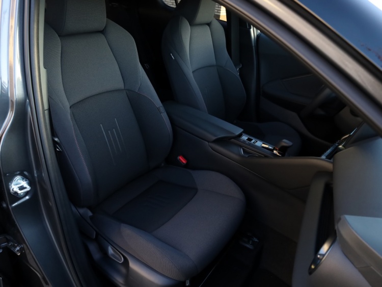 Toyota C-HR 2.0 PHEV 220 Dynamic | Nieuw! | Bi-Tone | Premium Navi | Keyless