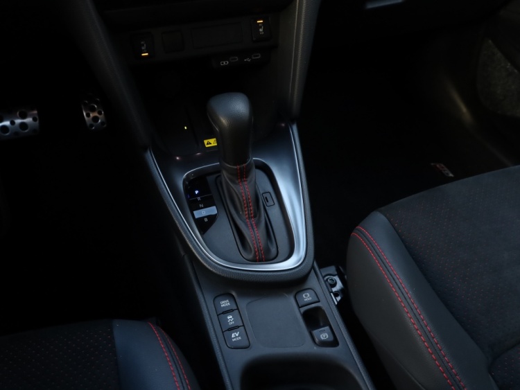 Toyota Yaris Cross 1.5 Hyb 130 GR Sport | JBL | Head Up | El Achterklep