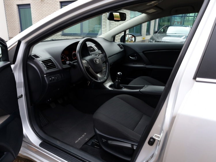 Toyota Avensis wagon 1.8 VVTi Dynamic | Parkeersensoren | Clima | Trekhaak