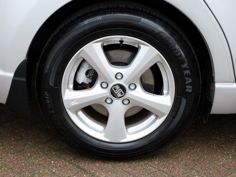 Toyota Avensis wagon 1.8 VVTi Dynamic | Parkeersensoren | Clima | Trekhaak