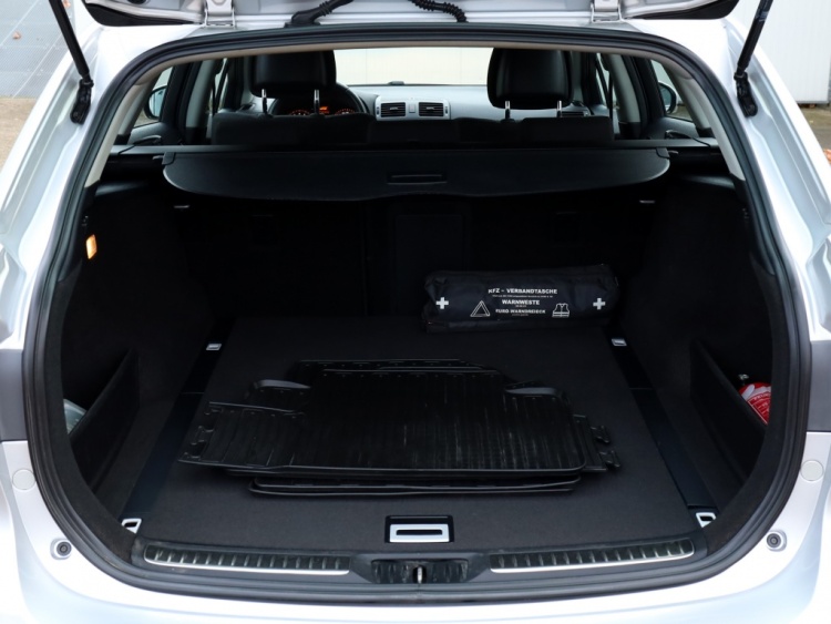 Toyota Avensis wagon 1.8 VVTi Dynamic | Parkeersensoren | Clima | Trekhaak