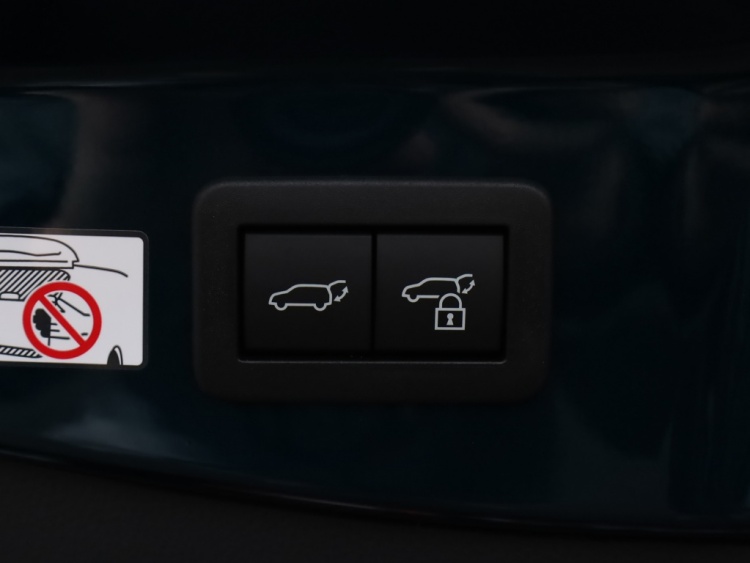 Toyota C-HR 2.0 PHEV 220 Dynamic | Nieuw! | Bi-Tone | Stoel/Stuurwielverwarm