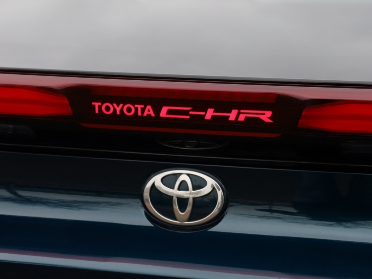 Toyota C-HR 2.0 PHEV 220 Dynamic | Nieuw! | Bi-Tone | Stoel/Stuurwielverwarm