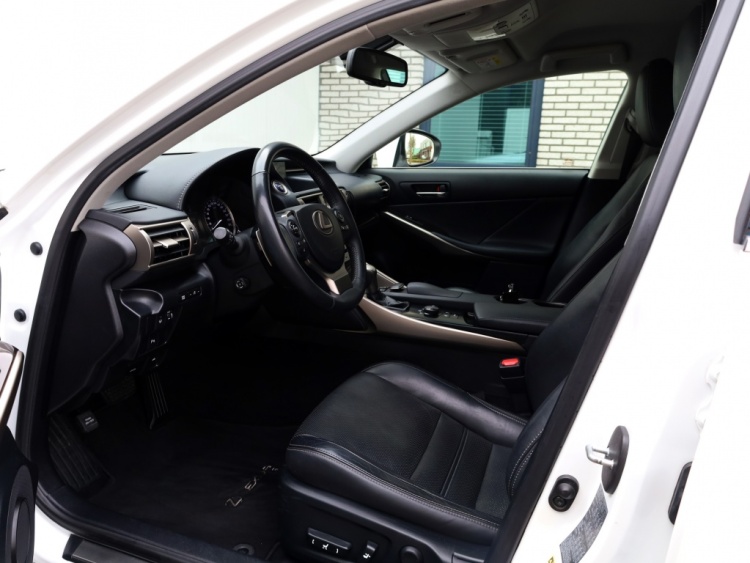 Lexus IS 300h Luxury Line | Mark Levinson | Stoelventilatie | Stuurwielve