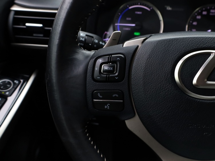 Lexus IS 300h Sport Edition | Stoelverwarming | Parkeersensoren | NL-Auto