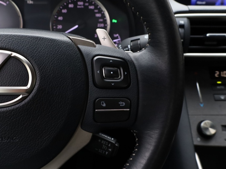 Lexus IS 300h Sport Edition | Stoelverwarming | Parkeersensoren | NL-Auto