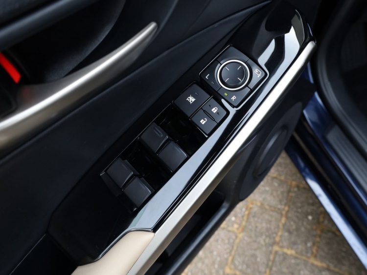 Lexus IS 300h Sport Edition | Stoelverwarming | Parkeersensoren | NL-Auto