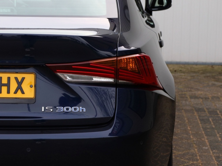 Lexus IS 300h Sport Edition | Stoelverwarming | Parkeersensoren | NL-Auto