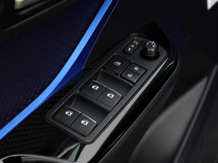 Toyota C-HR 1.8 Hybrid Bi-Tone | JBL Audio | Stoelverwarming | Navigatie