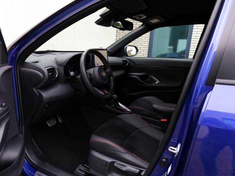 Toyota Yaris Cross 1.5 Hyb 130 GR SPORT | Head Up | Leder/Alcantara | Dodehoek