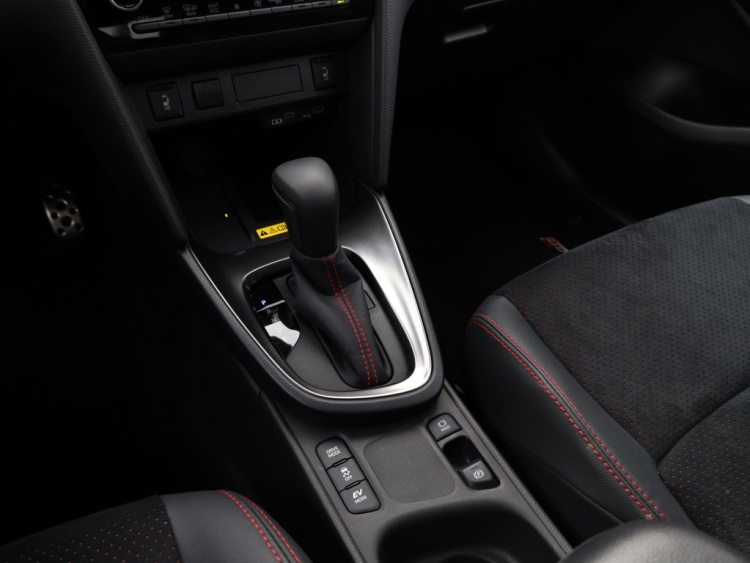 Toyota Yaris Cross 1.5 Hyb 130 GR SPORT | Head Up | Leder/Alcantara | Dodehoek