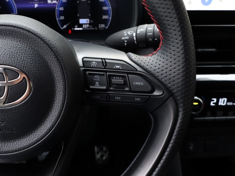 Toyota Yaris Cross 1.5 Hyb 130 GR SPORT | Head Up | Leder/Alcantara | Dodehoek