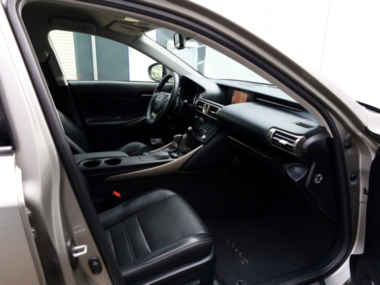 Lexus IS 300h Luxury Line | Mark Levinson | Stoelventilatie | Full LED