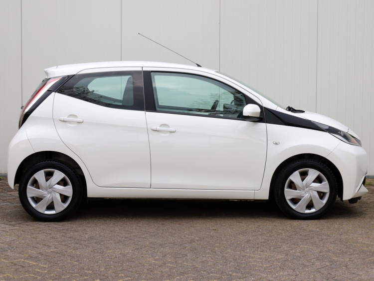 Toyota Aygo 1.0 VVT-i x-play | NAP | Airco | Multimedia