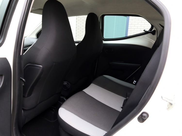 Toyota Aygo 1.0 VVT-i x-play | NAP | Airco | Multimedia