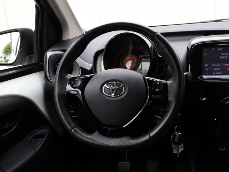 Toyota Aygo 1.0 VVT-i x-play | NAP | Airco | Multimedia