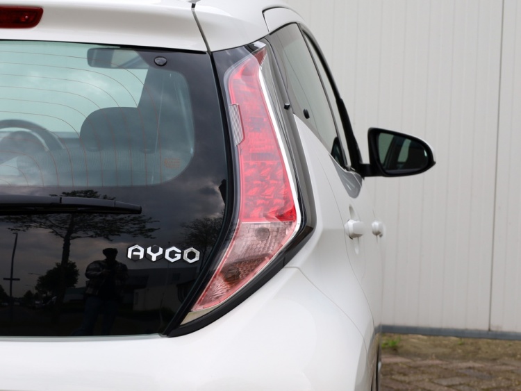 Toyota Aygo 1.0 VVT-i x-play | NAP | Airco | Multimedia