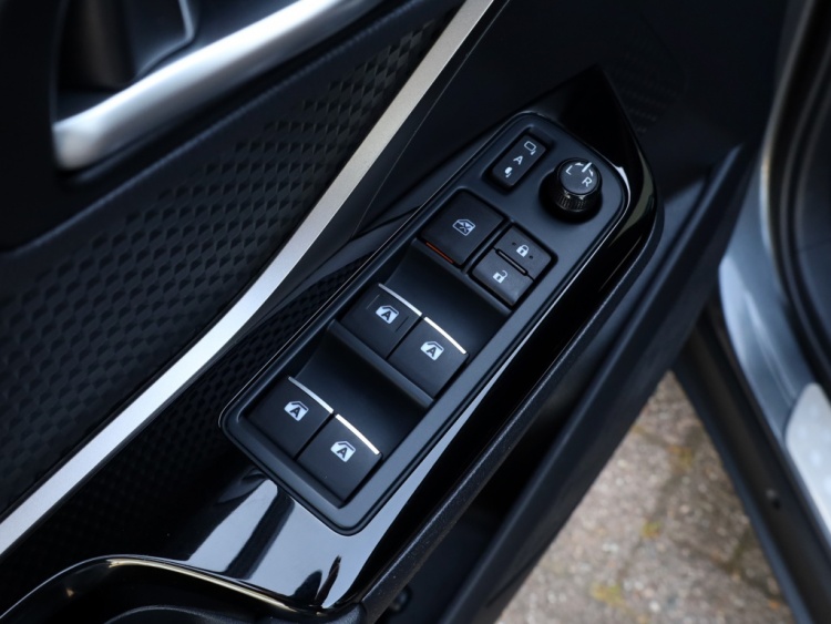 Toyota C-HR 1.8 Hybrid Style | Park-Assist | Stuurwielverwarming | Trekhaak