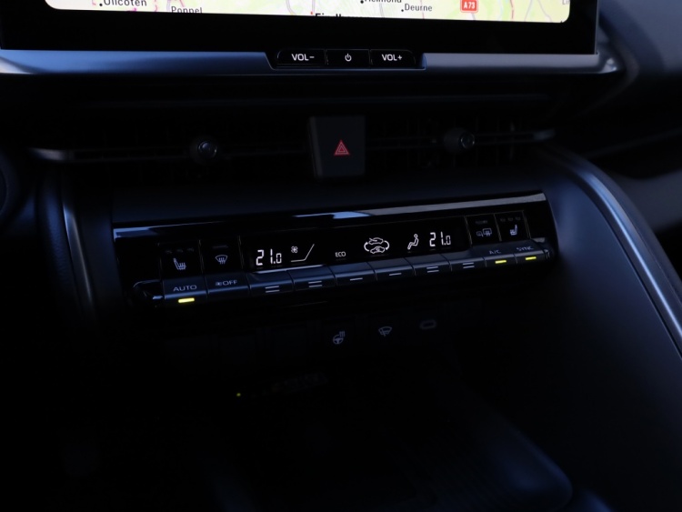 Toyota C-HR 2.0 PHEV 220 Dynamic | Nieuw! | Bi-Tone | Premium Navi | Keyless