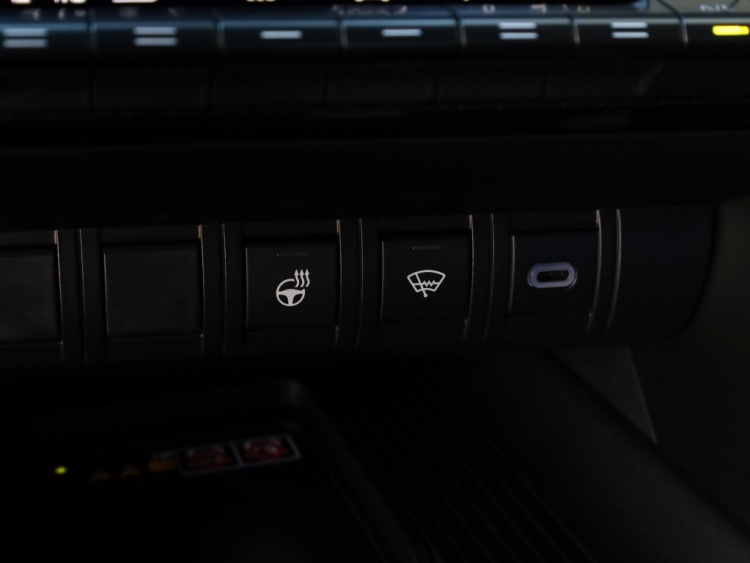 Toyota C-HR 2.0 PHEV 220 Dynamic | Nieuw! | Bi-Tone | Premium Navi | Keyless