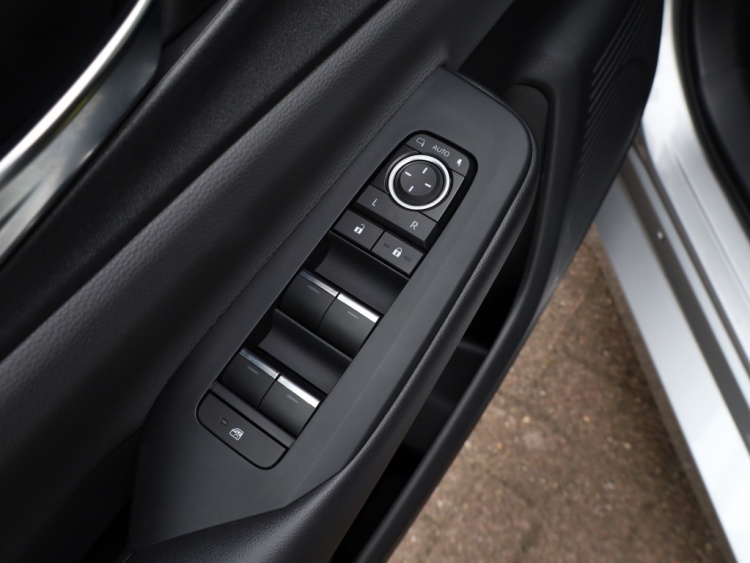 Toyota Prius 2.0 Plug-in Executive | El. Achterklep | Stoel/Stuurwielverwarm