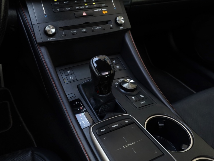 Lexus RC 300h F Black Edition