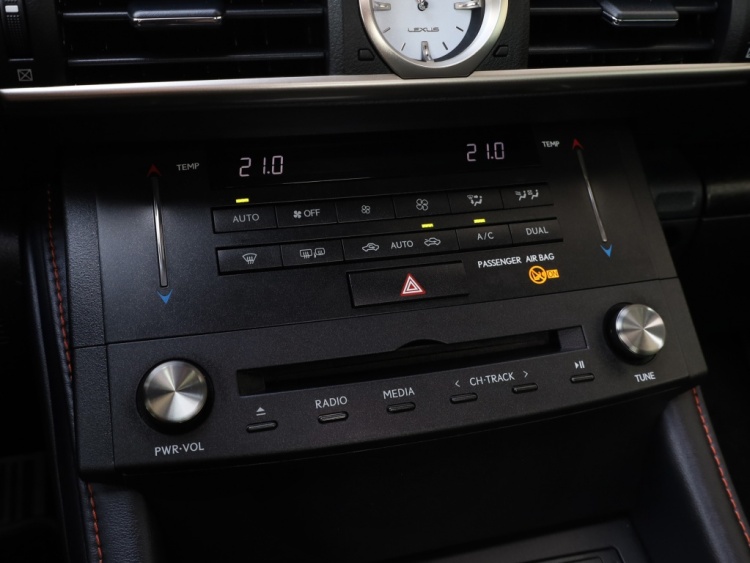 Lexus RC 300h F Black Edition