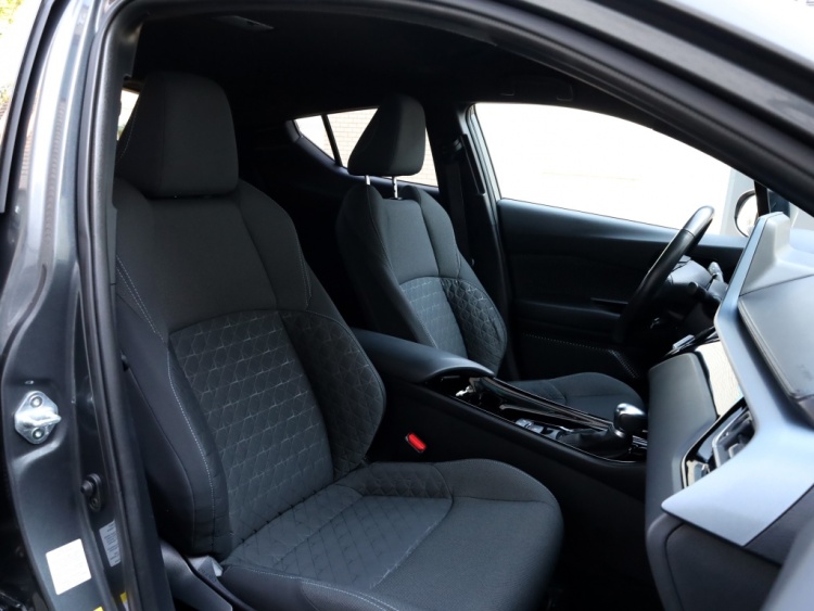Toyota C-HR 1.8 Hybrid Dynamic | Carplay | Stoelverwarming | Trekhaak
