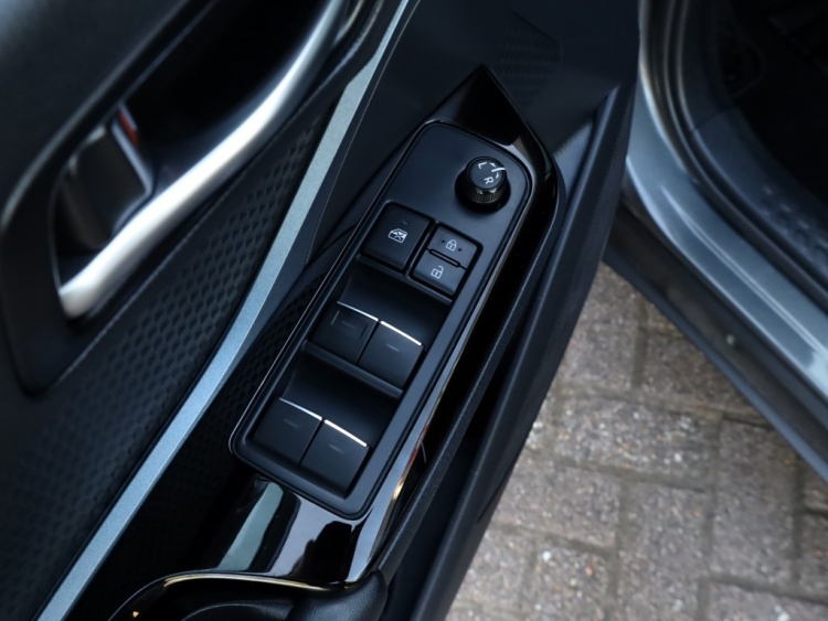 Toyota C-HR 1.8 Hybrid Dynamic | Carplay | Stoelverwarming | Trekhaak