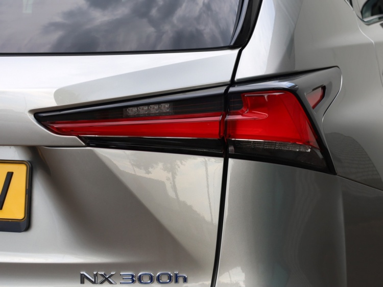 Lexus NX 300h AWD President Line | Panoramadak | Mark Levinson | Stoelventilatie