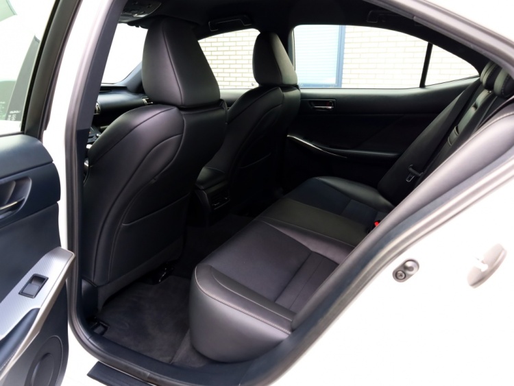 Lexus IS 300h F Sport Line | Full LED | Stoel/Stuurwiel verwarming | PDC